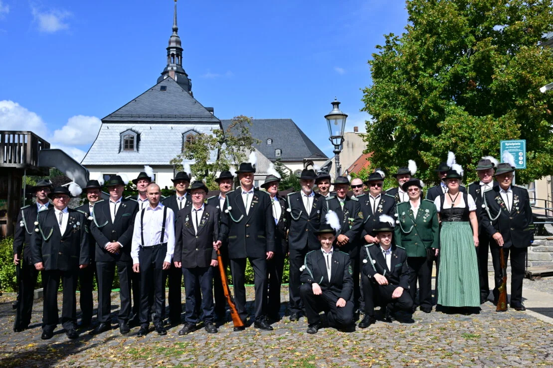 Foto der Vereinsmitglieder auf den Gelände des Schießstandes.