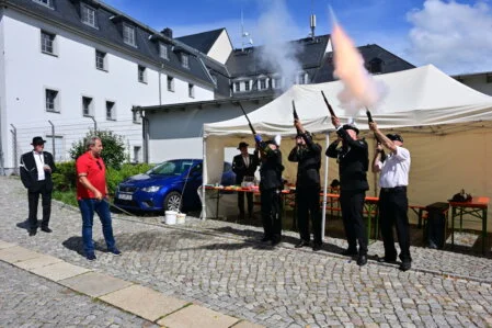 Salutschießen zur 500 Jahr Feier auf dem Marktplatz