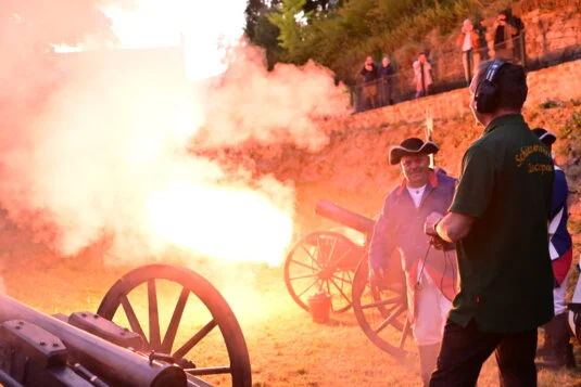 Kanonenfeuer im Schlosshof
