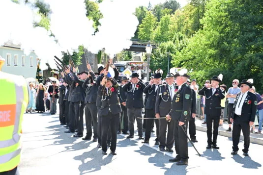 Böllern der Schützen auf dem Festumzug